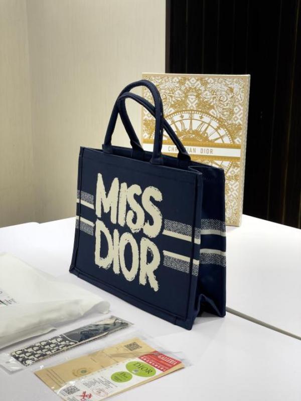 Miss dioor book tote with og box
